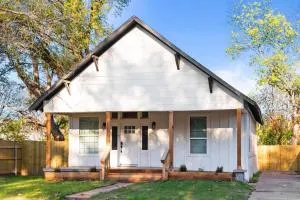 New Charming 2-Bedroom Home Minutes to Downtown - Bellmead