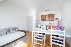 Apartments by the sea Sukosan, Zadar - 5863