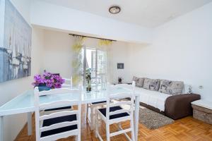 Apartments by the sea Sukosan, Zadar - 5863