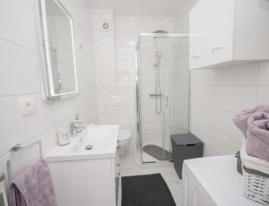 Apartments with parking space Trogir - 22015