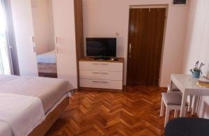 Apartments by the sea Barbat, Rab - 22053