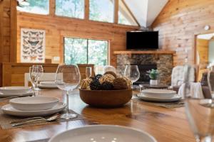 1 min to the Parkway SPACIOUS cabin w 3 suites and extra bedroom!