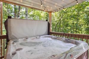 1 min to the Parkway SPACIOUS cabin w 3 suites and extra bedroom!