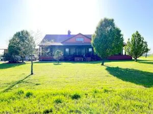 Luxurious farm house! 5-bed, 4 bath, pool and spa. - Commerce