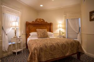 Deluxe Double Room with Balcony room in The Anniversary Inn - Logan