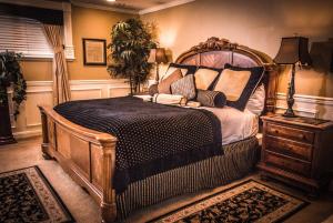 Deluxe Double Room with Bath room in The Anniversary Inn - Logan