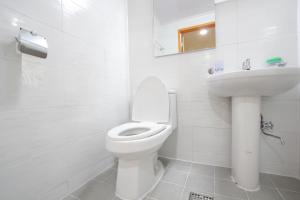 Phòng Đơn Với Phòng Tắm Chung (Single Room with Shared Bathroom)