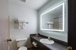 King Suite - Non-Smoking room in Econo Lodge Streetsboro