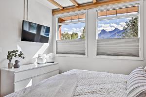 Ravens Crest Lodge - Stunning Views Perfectly Located on Main Street