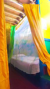 Giường Đơn Trong Phòng Nghỉ Tập Thể Cho Cả Nam Và Nữ (Single Bed in Mixed Dormitory Room)