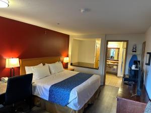 King Suite with Whirlpool - Non smoking room in Travelodge by Wyndham Seattle North/Edmonds