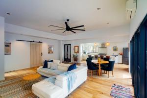 The Ohana Hut - air conditioned walk to beach , cafe