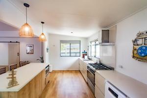 The Ohana Hut - air conditioned walk to beach , cafe