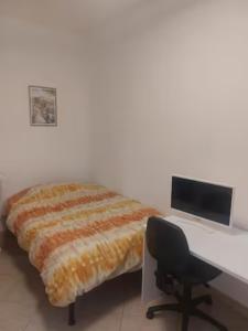 Camera singola nel verde vicino alla metro