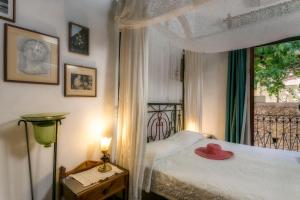 IFIGENIA TRAD.ROOMS IN OLDTOWN BY.MARIOS