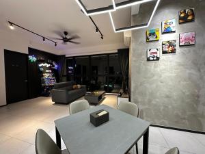 3 Room3 Queen Bed, Urban Suite Arcade Room #2carpark