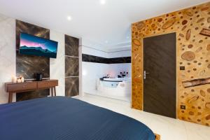 ART & SPA Luxury bedroom at the heart historical center