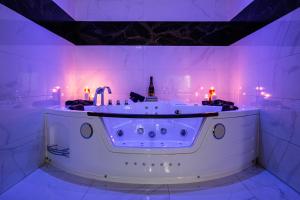 ART & SPA Luxury bedroom at the heart historical center