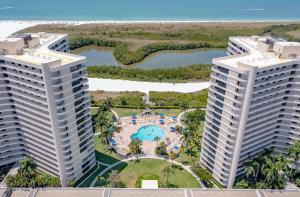 Updated 2 Bed Condo Offering Long Beach Views From Balcony