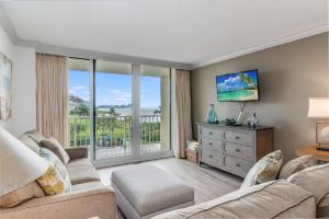 Updated 2 Bed Condo Offering Long Beach Views From Balcony