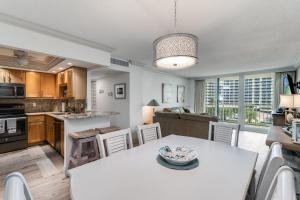 Updated 2 Bed Condo Offering Long Beach Views From Balcony