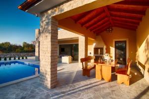 Modern villa with pool, sea view, near the sea and the beach - by Traveler tourist agency Krk ID 2168