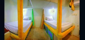 Giường Đơn Trong Phòng Ngủ Tập Thể Nữ (Single Bed in Female Dormitory Room)