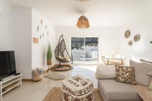 Modern 1BR Apartment in Central Albufeira with Balcony & Parking, by Hopstays