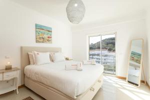 Modern 1BR Apartment in Central Albufeira with Balcony & Parking, by Hopstays