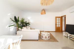 Modern 1BR Apartment in Central Albufeira with Balcony & Parking, by Hopstays