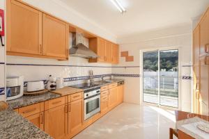 Modern 1BR Apartment in Central Albufeira with Balcony & Parking, by Hopstays