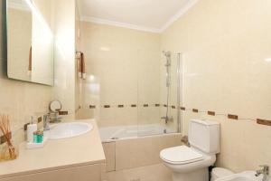 Modern 1BR Apartment in Central Albufeira with Balcony & Parking, by Hopstays