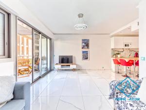 Royal Lux Spacious seaside pool