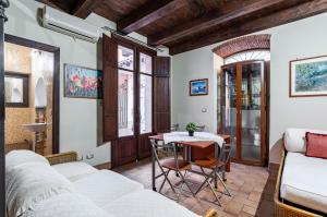 GuestHost - Castello Ursino Apartment with Balcony