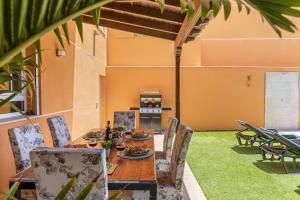 LUXURY VILLA with sea view, heated pool