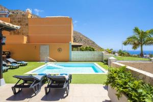 LUXURY VILLA with sea view, heated pool