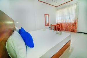 Central Apartment near Bentota Beach- Balcony & Kitchen