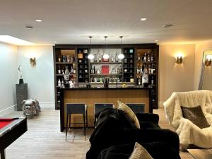 Luxury 4-bed home with club room