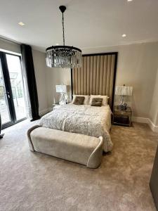 Luxury 4-bed home with club room