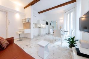 Alba apartment antibes street, by Welcome to Cannes
