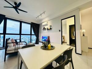New 2BR or 3BR Cozy Urban Suite Homestay at Georgetown8-10pax by URBAN STAYCATIONS LOD COSY PLT