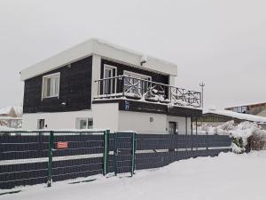 4 Bedroom House with Playground, BBQ & Free Parking