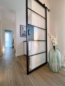 Stylish Flat Bisceglie M1