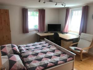 Ferienzimmer Oelhaf Zimmer in Rosé Self Check-In mit Key-Tresore