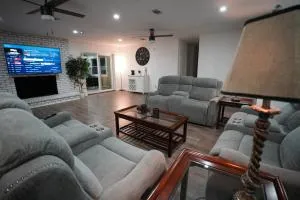 Beautiful Family Home Near Airport, I-10, Shopping - Whitfield