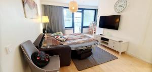 Top floor 51m2, Balcony, 150 M WiFi, air cooling, own parking place, 300m Metro