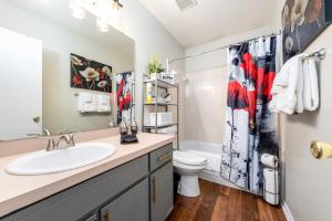 Home Away From Home with King Bed, WiFi and Lots of Amenities