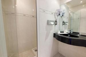 Hotels Hotel Saint Christophe : Chambre Double Standard - Vue sur Jardin