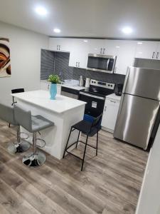 Family-Friendly, NETFLIX, Cozy Comfy 2 bed room basement suite,sleeps 5