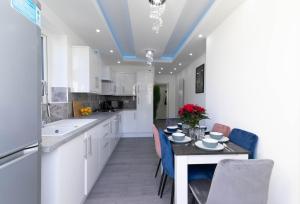 Open Mind Property - 6 Luxury Bedrooms with Free Parking